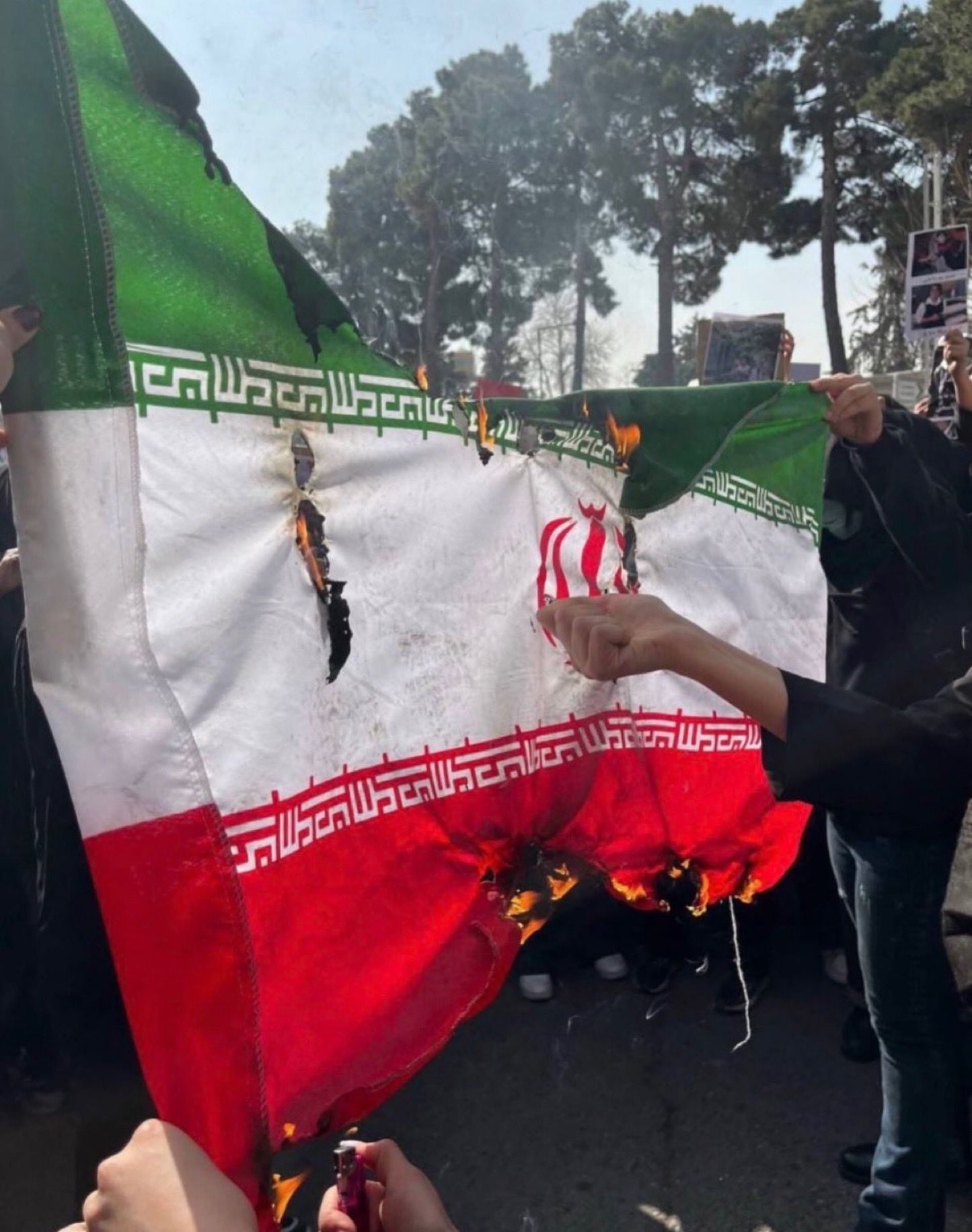 دانشجویان پرچم جمهوری اسلامی را آتش زدند؛ مرحله‌ای تازه در گسست ملت از حاکمیت