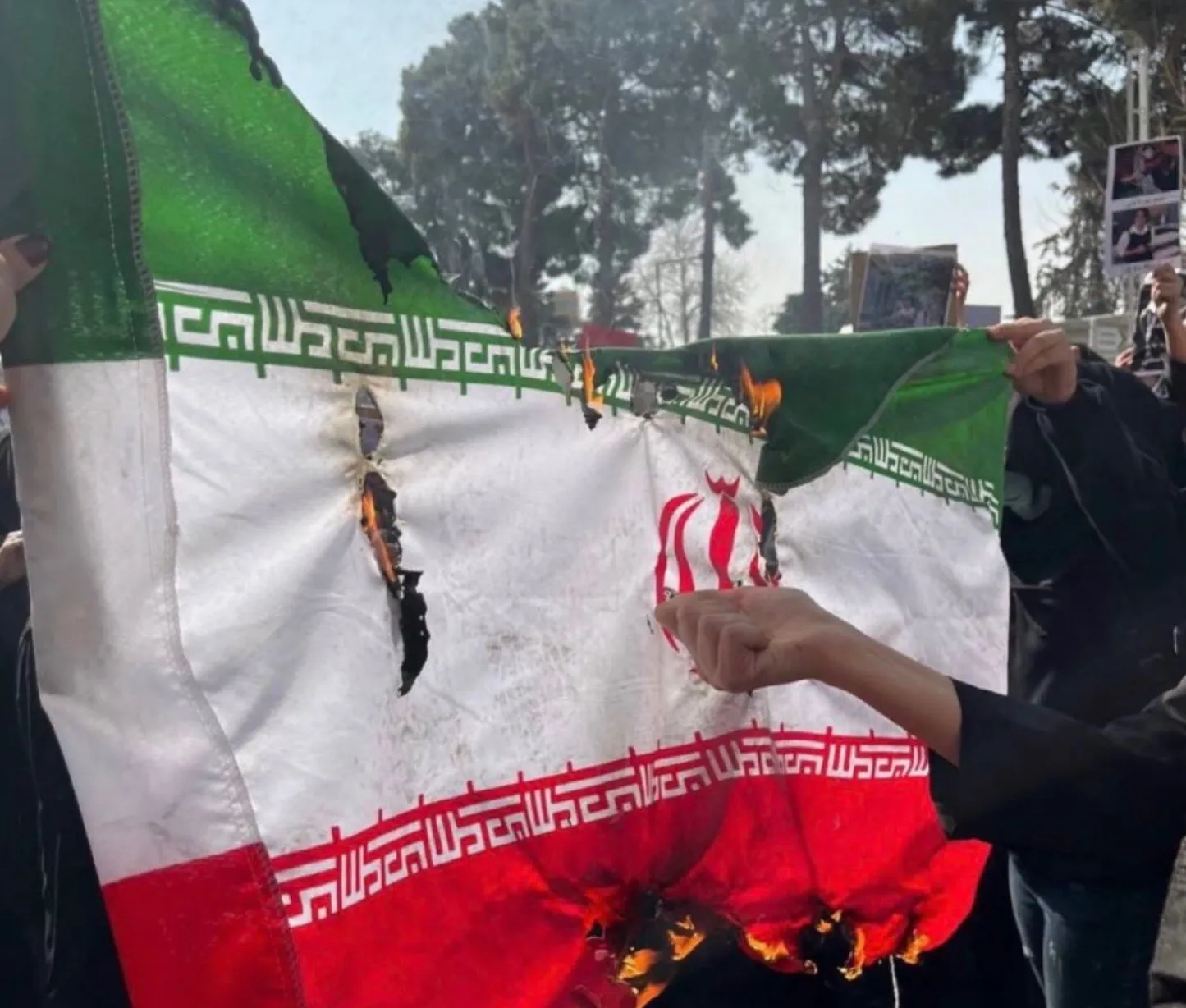 دانشجویان پرچم جمهوری اسلامی را آتش زدند؛ مرحلهای تازه در گسست ملت از حاکمیت