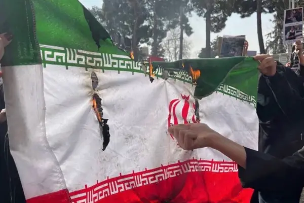 دانشجویان پرچم جمهوری اسلامی را آتش زدند؛ مرحلهای تازه در گسست ملت از حاکمیت