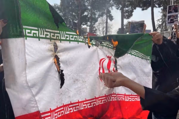 دانشجویان پرچم جمهوری اسلامی را آتش زدند؛ مرحلهای تازه در گسست ملت از حاکمیت