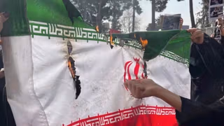 دانشجویان پرچم جمهوری اسلامی را آتش زدند؛ مرحلهای تازه در گسست ملت از حاکمیت