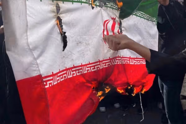 الطلاب يحرقون علم "الجمهورية الإسلامية".. مرحلة جديدة في اتساع الفجوة بين الشعب والنظام