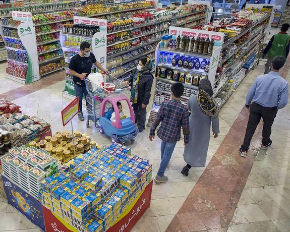 وزير الاقتصاد الإيراني: الشعب تحمل ضغوطا كبيرة بسبب التضخم.. لكن الوضع "تحت السيطرة"