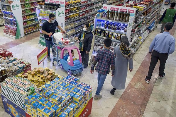 وزير الاقتصاد الإيراني: الشعب تحمل ضغوطا كبيرة بسبب التضخم.. لكن الوضع "تحت السيطرة"