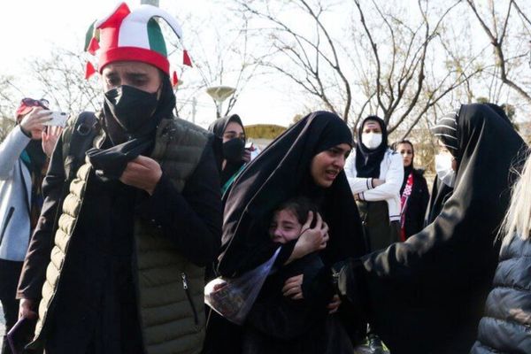 استنكار واسع لمنع الإيرانيات من دخول ملعب مشهد والاعتداء عليهن برذاذ الفلفل
