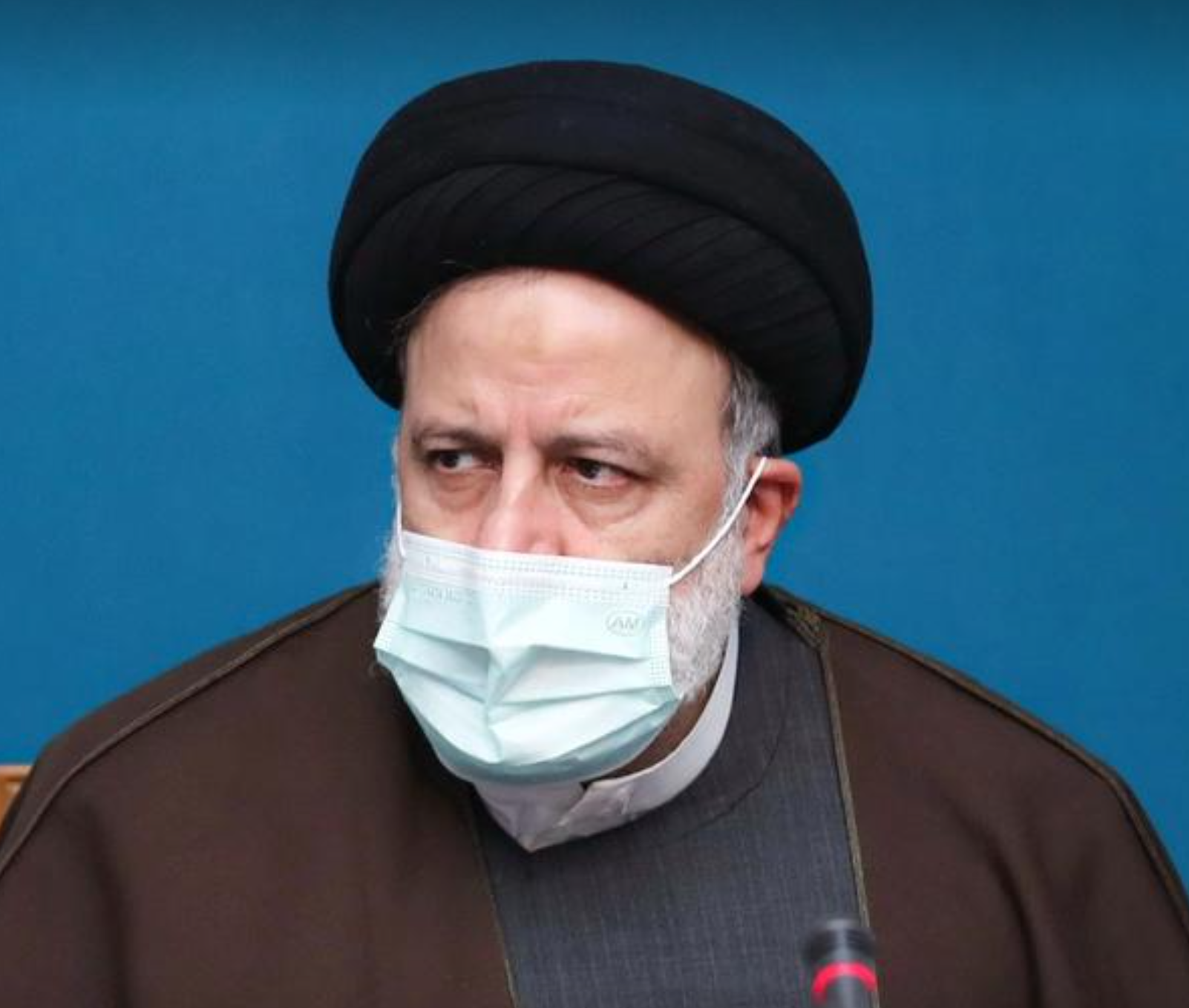 عقب مزاعم السلطات بانخفاض أسعار العملة.. التومان الإيراني ينهار والدولار بـ45 ألف تومان