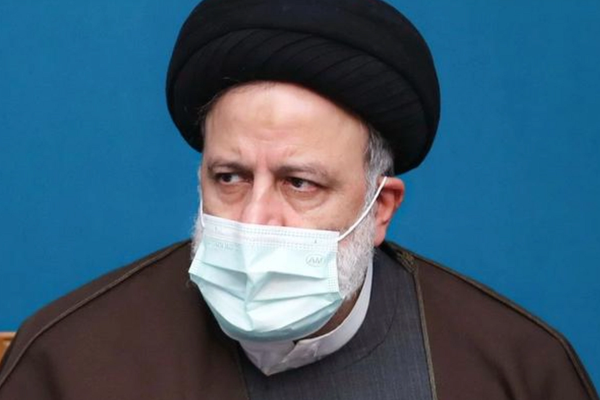 عقب مزاعم السلطات بانخفاض أسعار العملة.. التومان الإيراني ينهار والدولار بـ45 ألف تومان