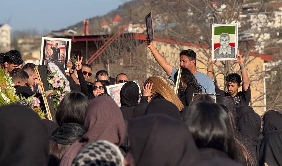 الإيرانيون يحيون ذكرى الأربعين لضحايا الاحتجاجات بعصيانٍ حزين وشعارات مناهضة للنظام  