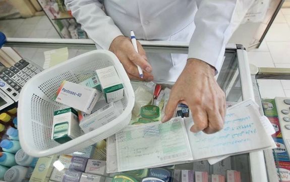 ۳۰ درصد از مراجعهکنندگان به داروخانهها به دلیل قیمتها از خرید منصرف میشوند