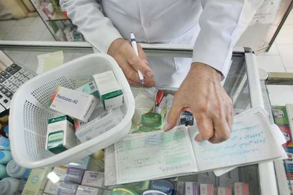 نماینده مجلس: سرنوشت ۷۰۰ میلیون دلار بودجه تامین دارویی نامشخص است