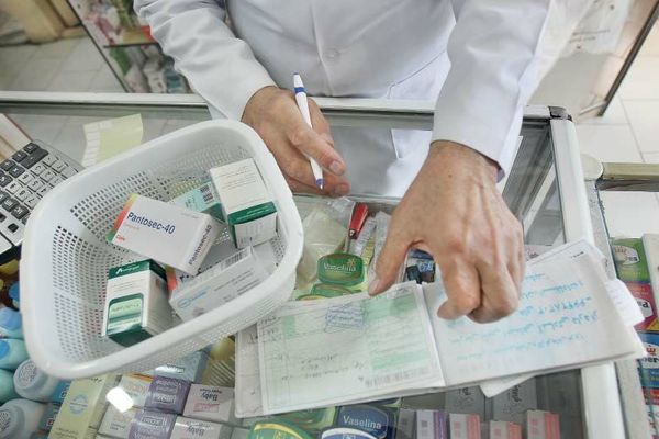 بسبب ارتفاع أسعار الأدوية والعلاج.. إيرانيون: نخشى المرض ونموت ببطء