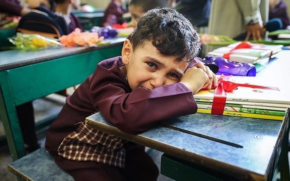 دراسة حديثة: مناهج التعليم الابتدائية في إيران "مزدحمة" وتؤدي إلى تعلم "سطحي ومتسرع"