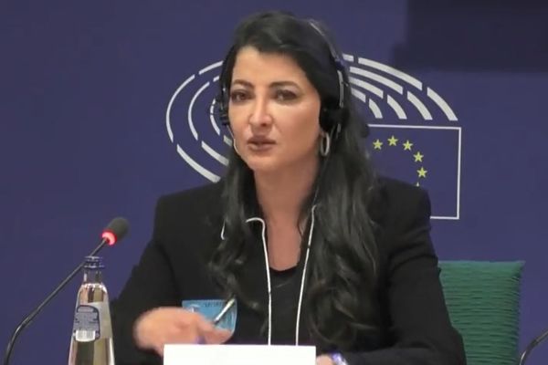 في البرلمان الأوروبي.. مذيعة بـ"إيران إنترناشيونال" تدعو إلى تضامن دولي مع الشعب الإيراني