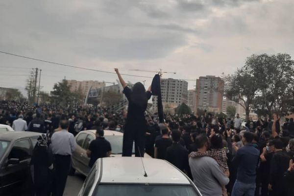 احتجاجات إيران: مشاركة حاشدة لأهالي أراك وكرمانشاه في تأبين ضحاياهم.. وهتافات ضد النظام