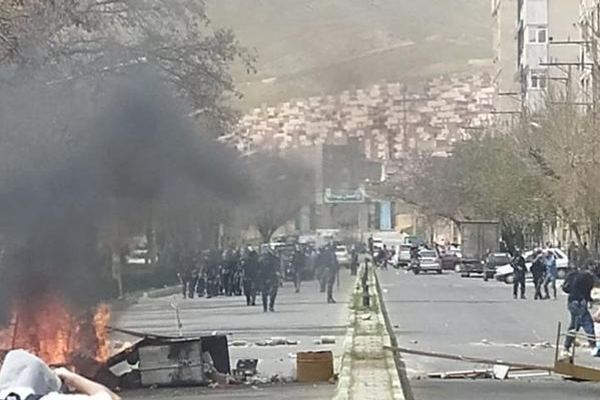 احتجاجات في إيران وهتافات بـ"الموت لخامنئي" وإسقاط علم النظام.. بعد تسميم تلميذات المدارس