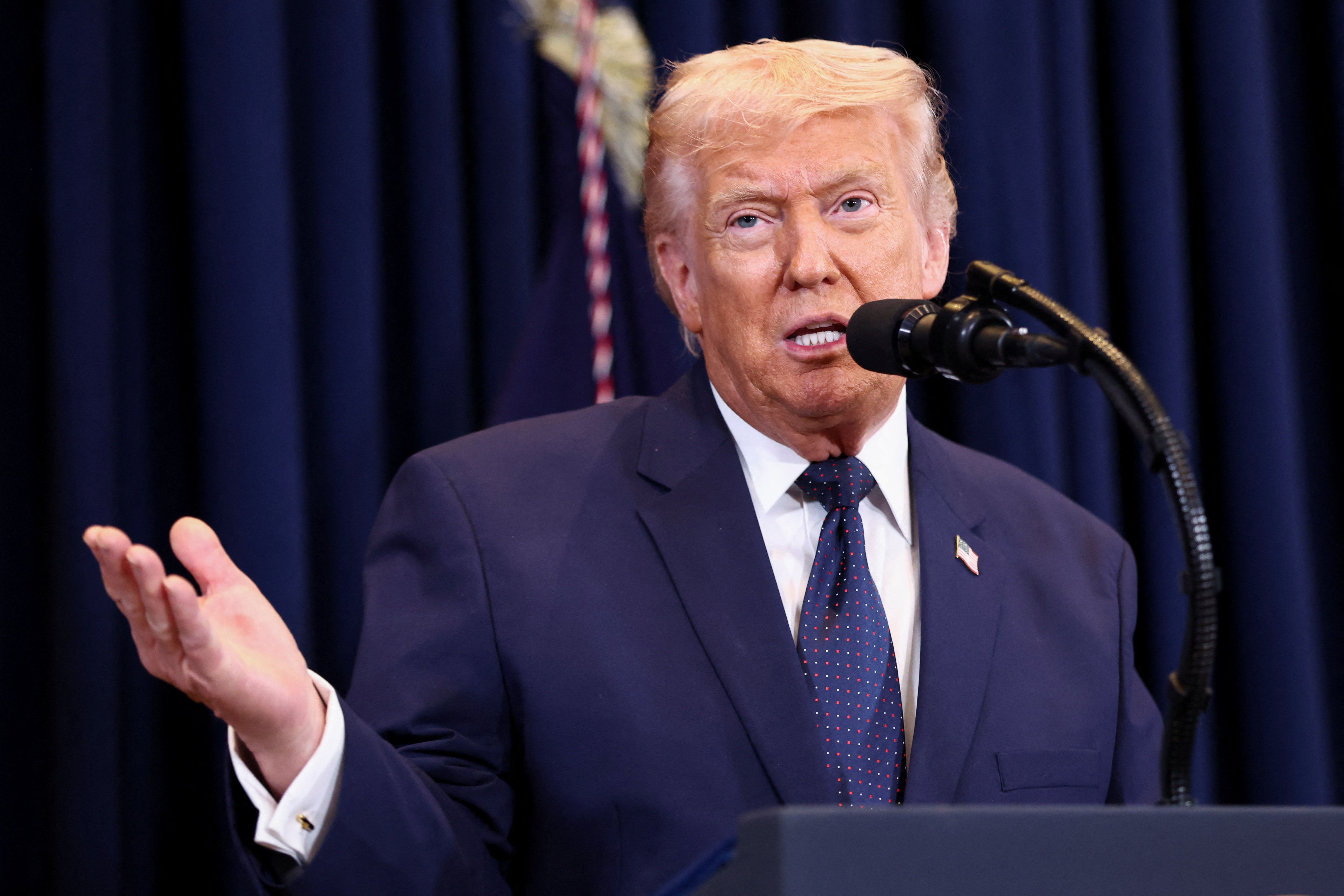 ترامپ: کشورهایی که نفت را از طریق تنگه هرمز دریافت می‌کنند باید مراقب این گذرگاه باشند