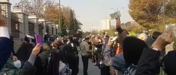 فرهنگیان بازنشسته مقابل مجلس تجمع کردند