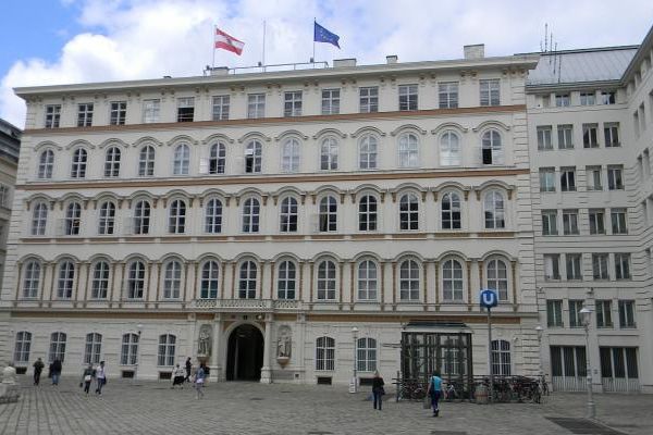 طهران تستدعي القائم بالأعمال النمساوي عقب اتهامات بسعيها للتسلح النووي