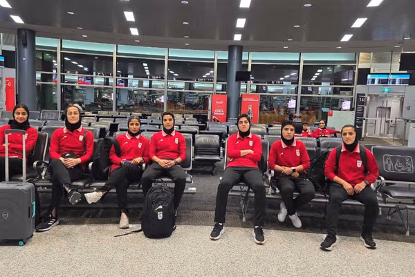 تیم ملی فوتبال زنان ایران، بدون پرواز اختصاصی، پس از سفر ۴۰ ساعته، به استرالیا رسید