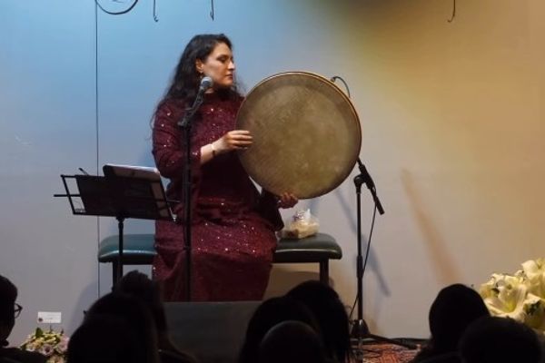 بعد 4 عقود من حظر غنائهن.. جيل جديد من مغنيات إيران لا يخضع لأي شكل من أشكال السلطة