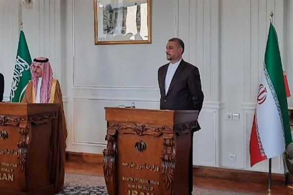وزير الخارجية السعودي في طهران يؤكد على الأمن البحري وتجنب أسلحة الدمار الشامل