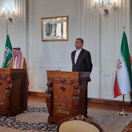 وزير الخارجية السعودي في طهران يؤكد على الأمن البحري وتجنب أسلحة الدمار الشامل