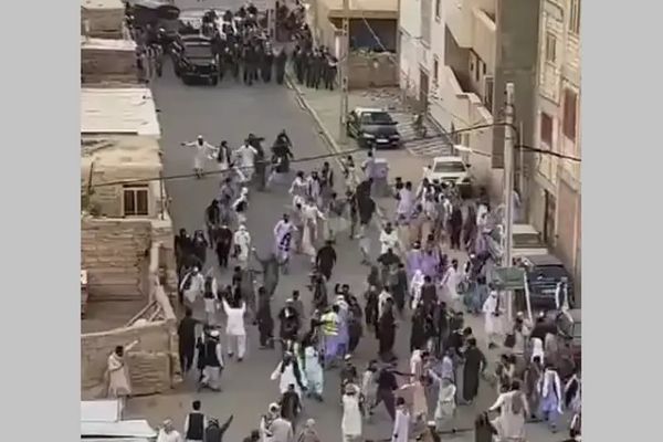 الأمن الإيراني يهاجم المصلين في زاهدان بعنف.. ويعتقل العشرات
