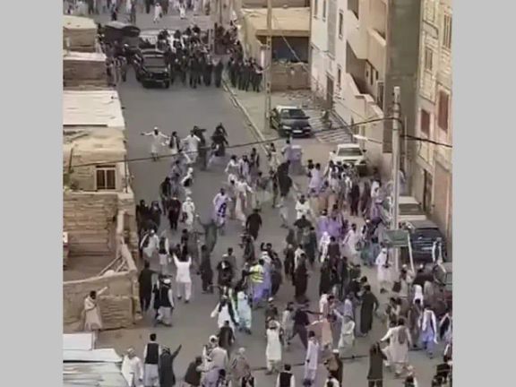 الأمن الإيراني يهاجم المصلين في زاهدان بعنف.. ويعتقل العشرات