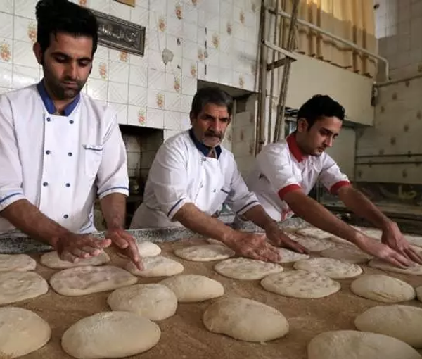 رغم تأكيد المسؤولين أن رفع السعر "خط أحمر".. زيادة أسعار الخبز في 13 محافظة إيرانية
