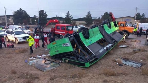 پلیس راه سمنان: در واژگونی اتوبوس کارگران شرکت کفش بهمن دو کارگر کشته و ۲۶ نفر مجروح شدند