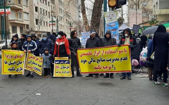 افراد مبتلا به بیماری اسامای مقابل نهاد ریاست جمهوری تجمع کردند