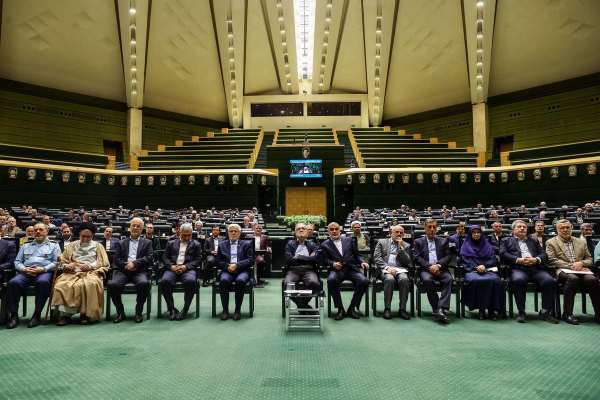 بحضور الرئيس الإيراني.. البرلمان يعقد جلسة مغلقة لمناقشة أزمات الاقتصاد واستجواب الوزراء