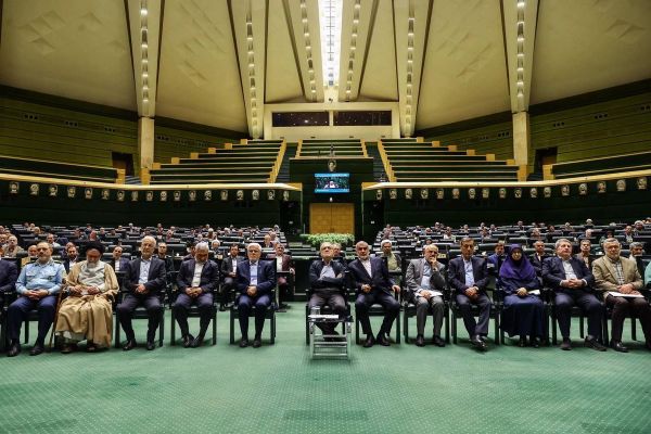بحضور الرئيس الإيراني.. البرلمان يعقد جلسة مغلقة لمناقشة أزمات الاقتصاد واستجواب الوزراء