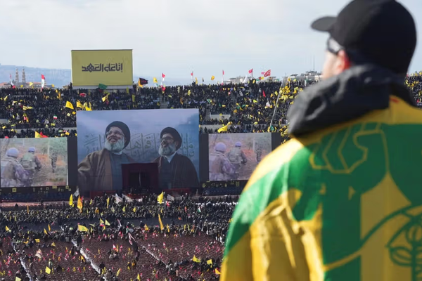 مركز إسرائيلي يكشف: التمويل الإيراني الجديد وصل إلى "حزب الله" خلال جنازة "نصر الله"