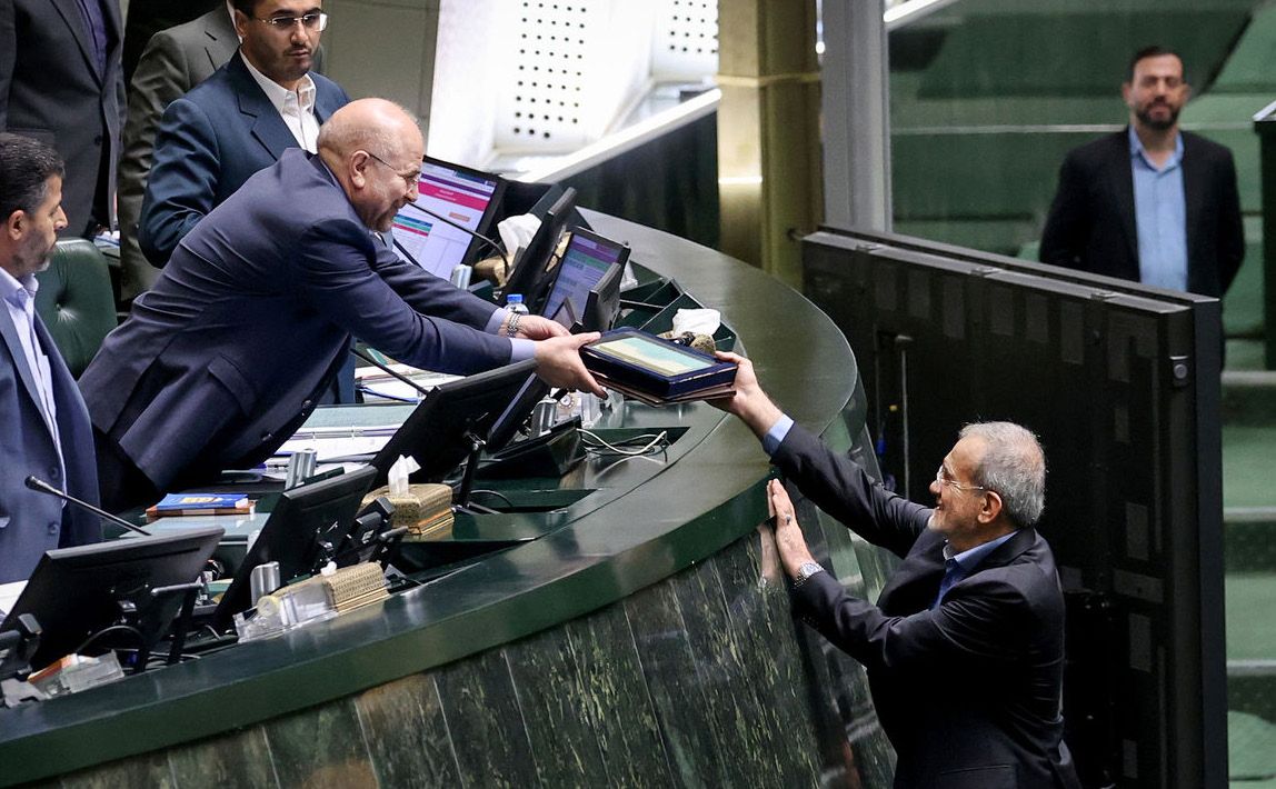 في محاولة لإخماد الاحتجاجات.. برلمان إيران يقرّ الخطوط العامة للموازنة مع "إصلاحات محدودة"