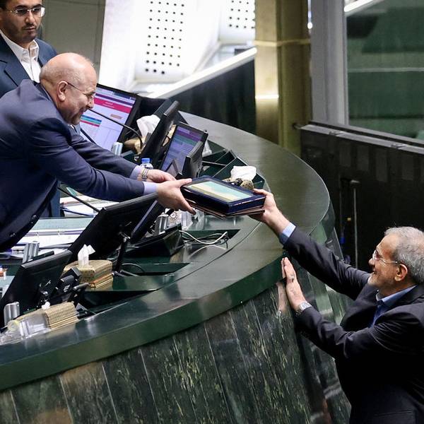 في محاولة لإخماد الاحتجاجات.. برلمان إيران يقرّ الخطوط العامة للموازنة مع "إصلاحات محدودة"