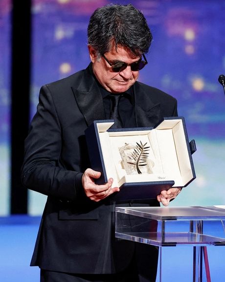 پناهی: هنگام دریافت جایزه یاد همبندانم و مردمی افتادم که در خیابان برای آزادی میجنگیدند