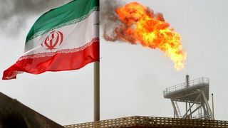 نیمی از درآمد نفت ایران به جیب دلالان و واسطهها میرود