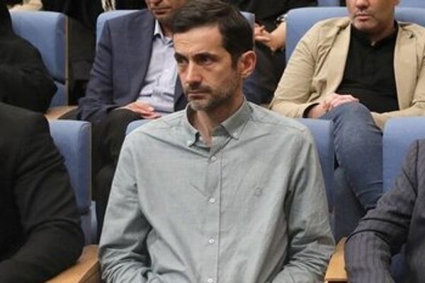 الرئيس الإيراني ينتقد المحسوبية.. ويعيّن صهره ونجله في مكتبه