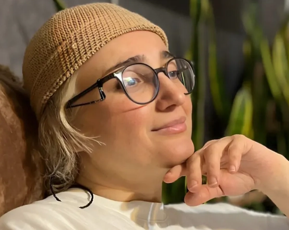 زهرا شفیعی، کارگردان، پس از ضربات ماموران به سرش در زمان بازداشت در بیمارستان بستری شد