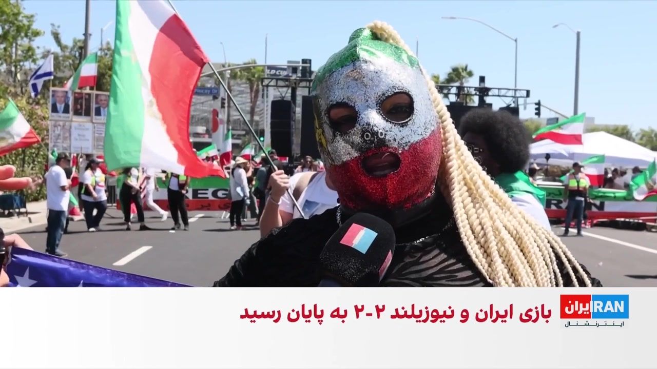 ورود پرچم‌های شیر و خورشید به ورزشگاه سوفای لس‌آنجلس