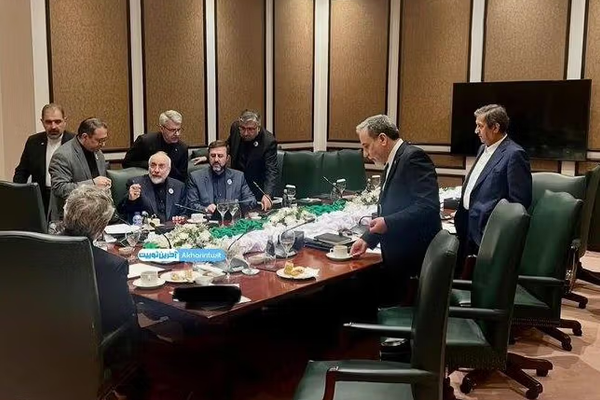 بعد خلافات حادة.. وفد التفاوض الإيراني عاد إلى طهران بأمر أمين المجلس الأعلى للأمن القومي