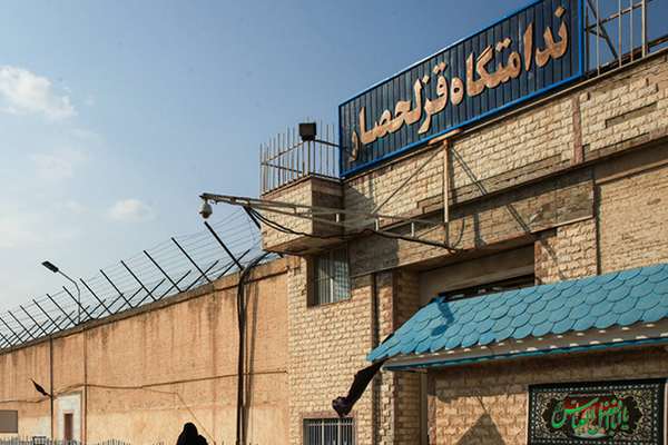نقل 15 سجينًا إيرانيا محكومين بالإعدام إلى الحبس الانفرادي تمهيدا لتنفيذ الأحكام