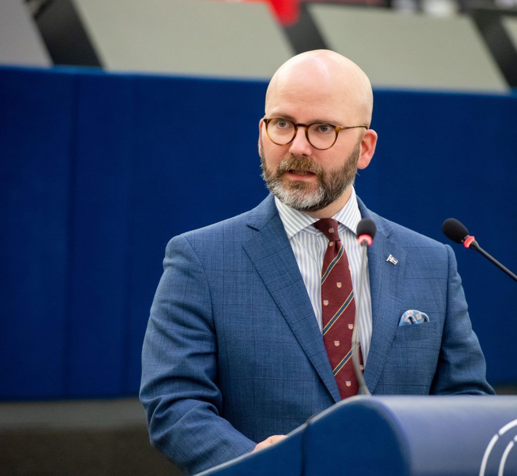 عضو پارلمان اروپا: ایرانیان مقابل ملایان قاتل ایستاده‌اند، اروپا در سمت درست تاریخ بایستد