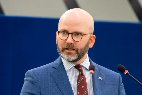 عضو پارلمان اروپا: ایرانیان مقابل ملایان قاتل ایستادهاند، اروپا در سمت درست تاریخ بایستد