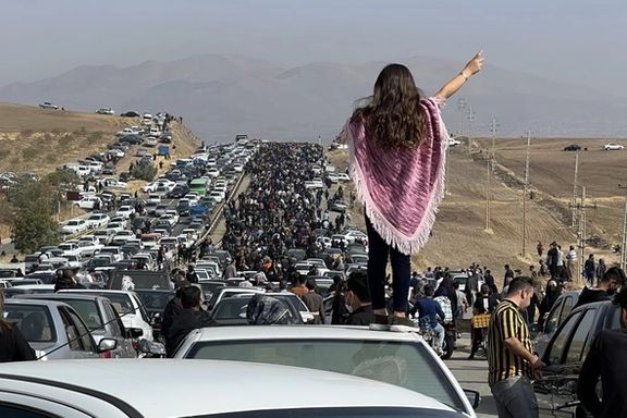 مواقع التواصل في إيران تحتفي بصورة امرأة شجاعة شاركت في "أربعينية" مهسا