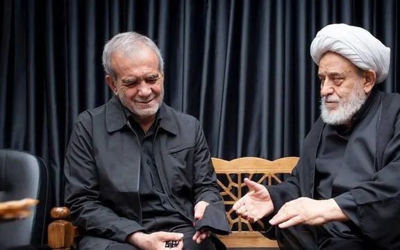 سخنران دفتر خامنهای به پزشکیان دستمال هدیه داد