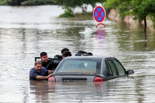 وسائل إعلام إيرانية تنتقد تعامل المسؤولين مع فيضانات مدينة "مشهد"