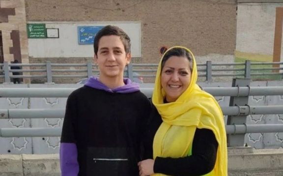مادر امیرحسین رحیمی: فرزندم را با نشان تصاویر شکنجهاش تهدید میکنند