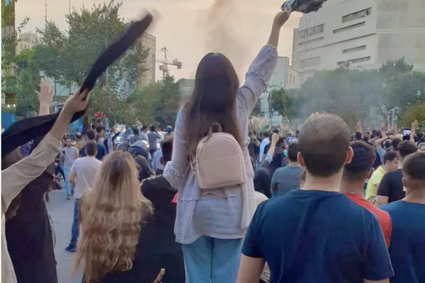 المارد خرج من القمقم.. وفاة مهسا أميني منحت الإيرانيات حياة جديدة